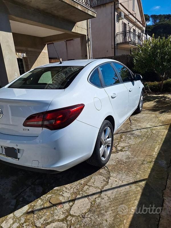 Usata Opel Astra Cosmo 110 CV (80 kW) 2013 Bianco Berlina