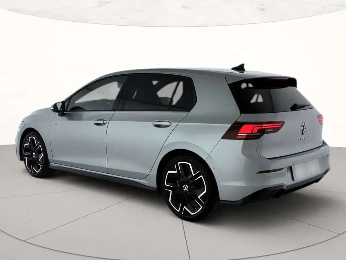Nuova VW Golf VIII R-line Plus 150 CV (110 kW) 2026 Dolomite silver metallizzato Berlina