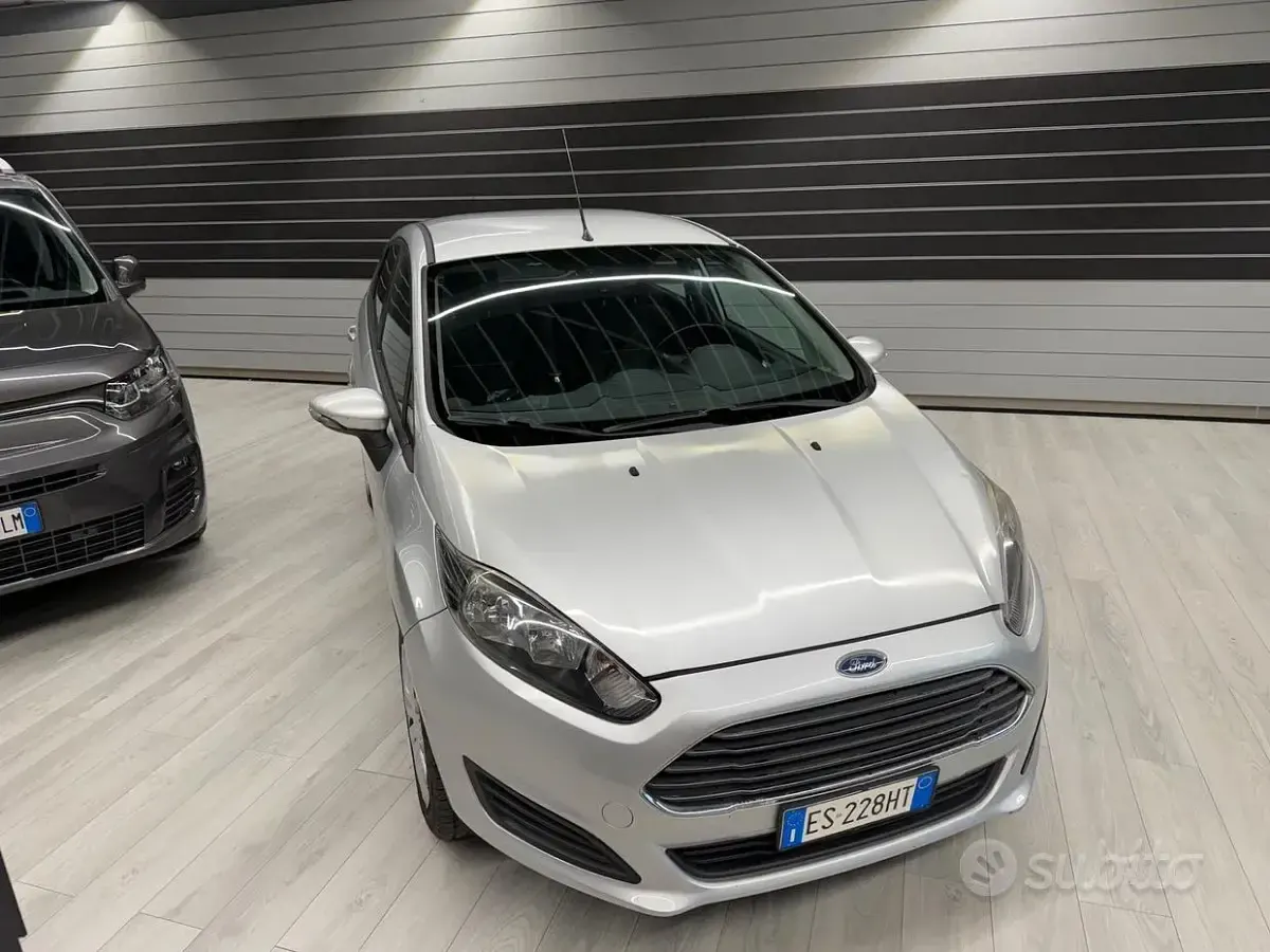 Usado Ford Fiesta 97 HP (71 kW) 2013 Cinzento Sedan