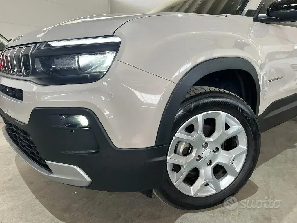 Usado Jeep Avenger Altitude 110 CV (80 kW) 2025 Gris SUV
