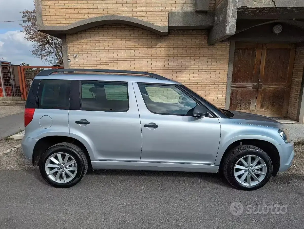 Usata Skoda Yeti 105 CV (77 kW) 2015 Grigio SUV