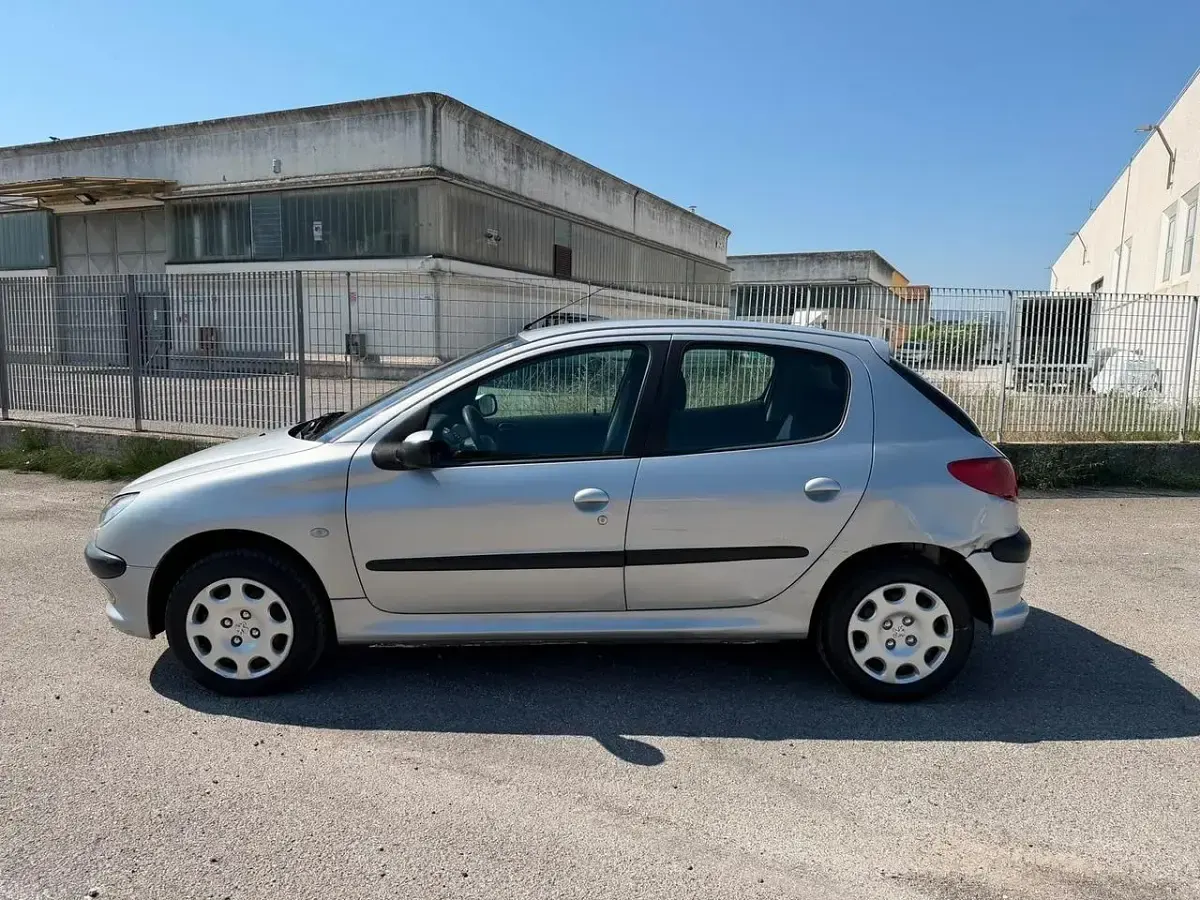 Usata Peugeot 206 68 CV (50 kW) 2004 Argento Berlina