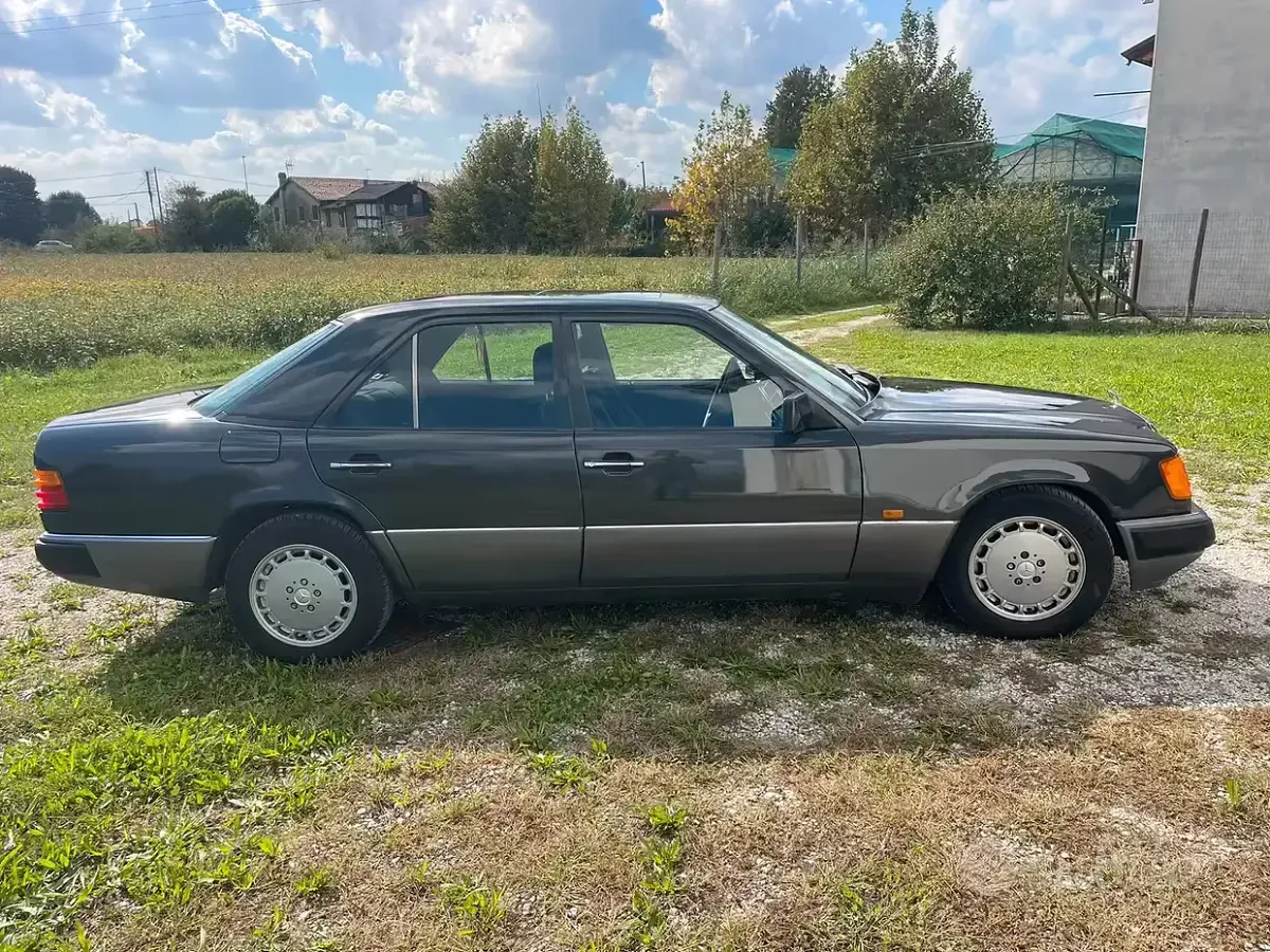Usata Mercedes E200 122 CV (89 kW) 1991 Nero Berlina