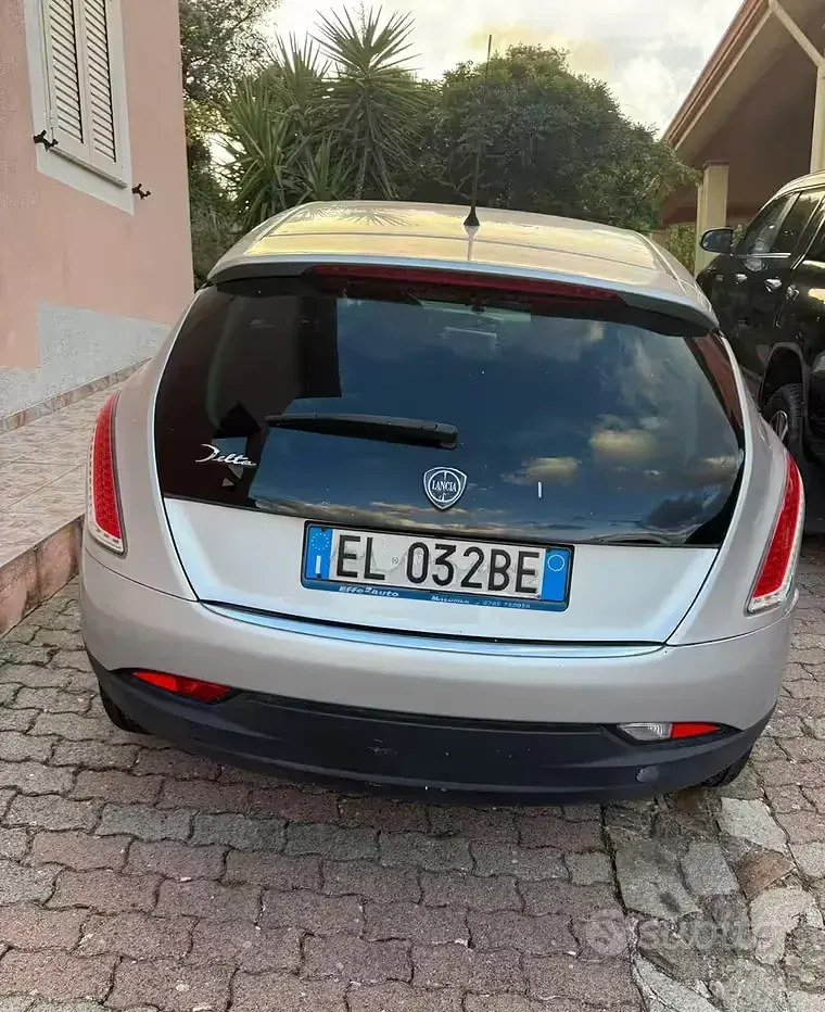 Usata Lancia Delta Gold 105 CV (77 kW) 2012 Utilitaria