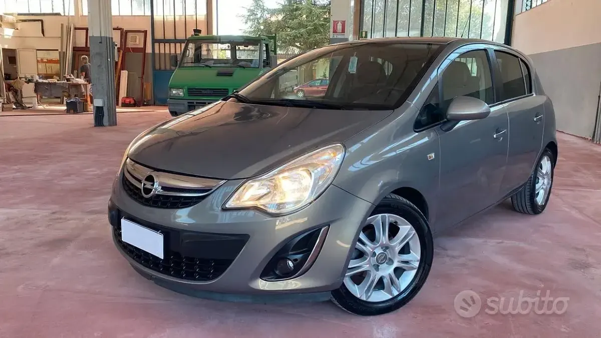 Usata Opel Corsa 85 CV (62 kW) 2014 Marrone Utilitaria