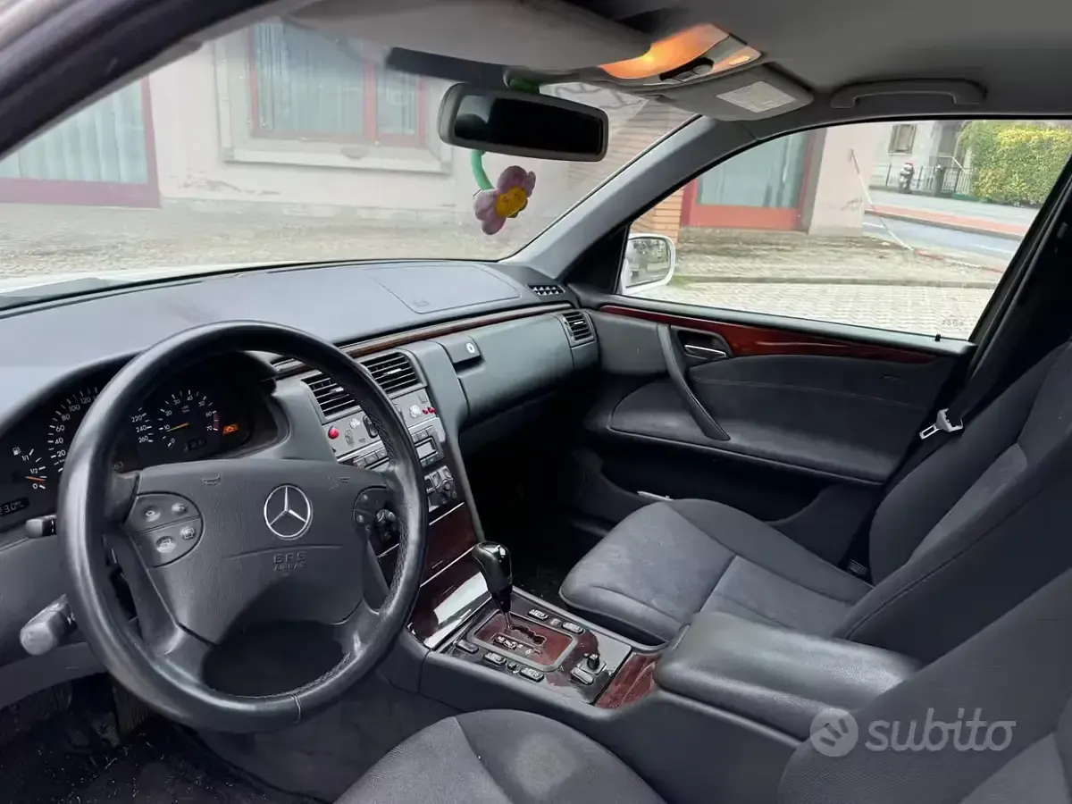 Usata Mercedes E200 Elegance 186 CV (136 kW) 2001 Grigio Berlina