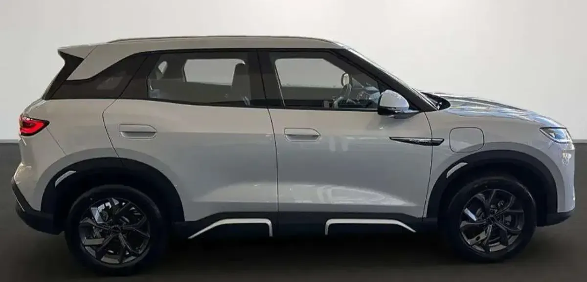 Nuova BYD Atto 2 Boost 212 CV (155 kW) 2026 Skiing white SUV