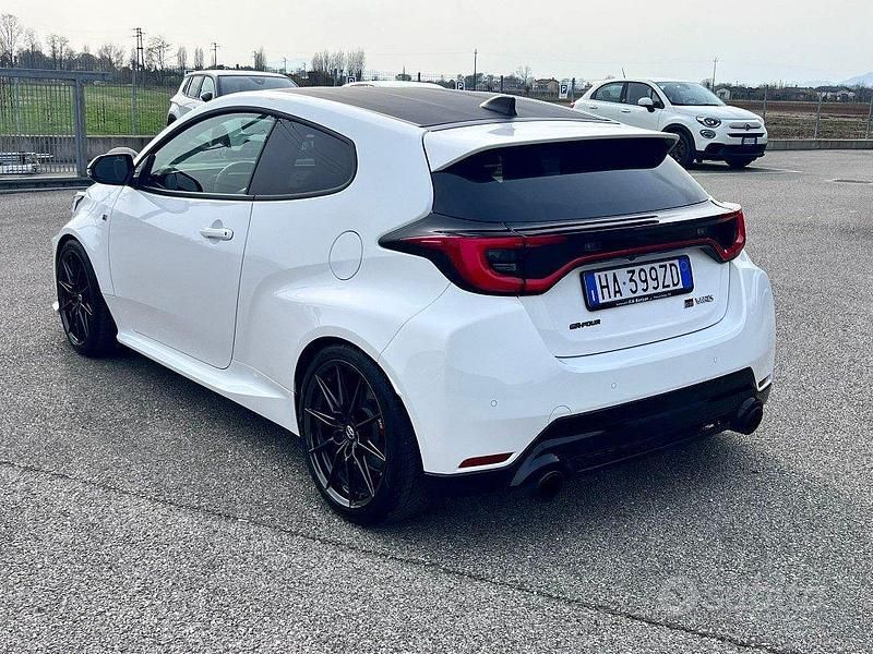 Usata Toyota Yaris 280 CV (205 kW) 2024 Bianco Utilitaria
