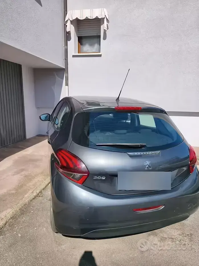 Usata Peugeot 208 68 CV (50 kW) 2015 Grigio Utilitaria