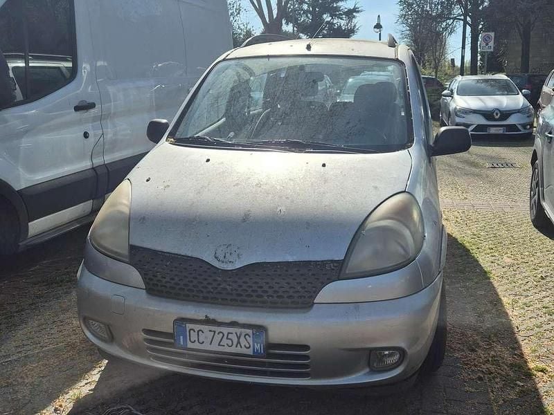 Usata Toyota Yaris Verso Sol 86 CV (63 kW) 2002 Grigio Monovolume
