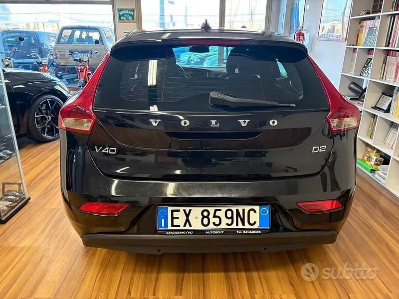 Usata Volvo V40 Momentum 115 CV (84 kW) 2014 Nero Berlina