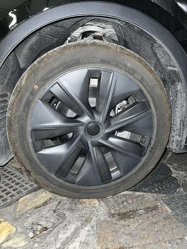 Usata 2025 Tesla Model Y RWD SUV | 42.000 € (Cara) - Immagine 1/4