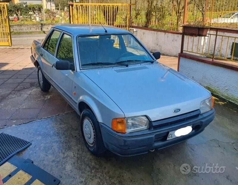 Grigio Usata 1987 Ford Orion Ghia Tre volumi | 2000 € - Immagine 1/4