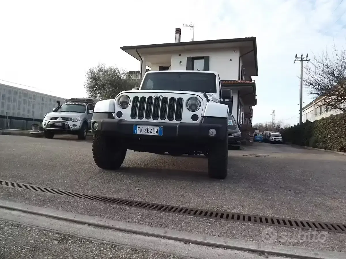Usata Jeep Wrangler Unlimited Sahara 200 CV (147 kW) 2012 Bianco SUV