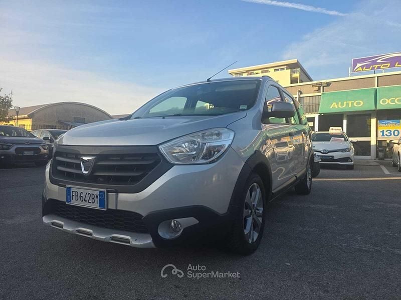 Argento Usata 2015 Dacia Lodgy Monovolume | 6999 € (Buon prezzo) - Immagine 1/4
