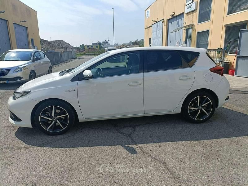 Usata Toyota Auris Hybrid Lounge 99 CV (72 kW) 2018 Bianco Berlina