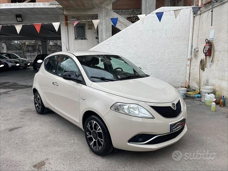 Usata Lancia Ypsilon Platinum 69 CV (50 kW) 2016 Beige Utilitaria