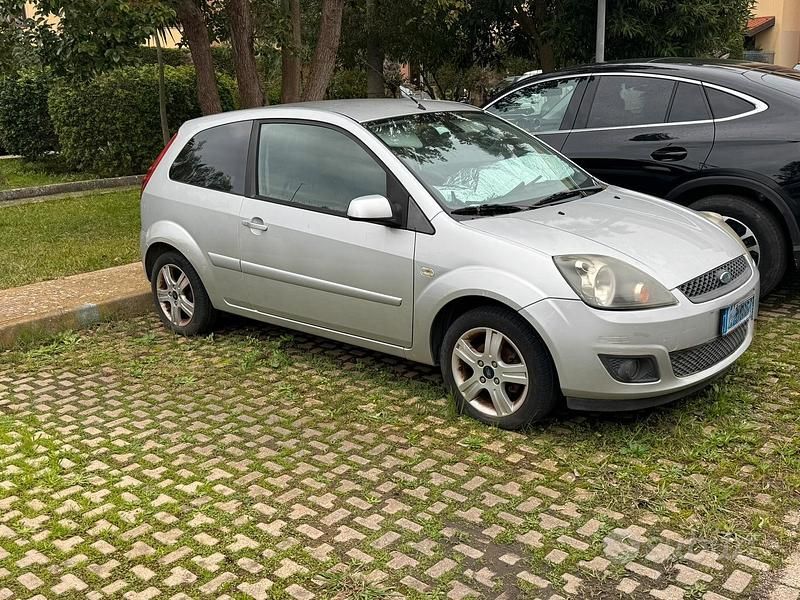 Second-hand Ford Fiesta 80 CP (58 kW) 2008 Gri Berlinǎ