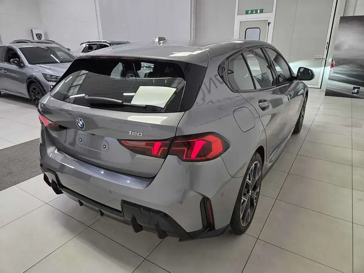 Usata BMW 120 M Sport 156 CV (114 kW) 2025 Skyscraper grey Utilitaria
