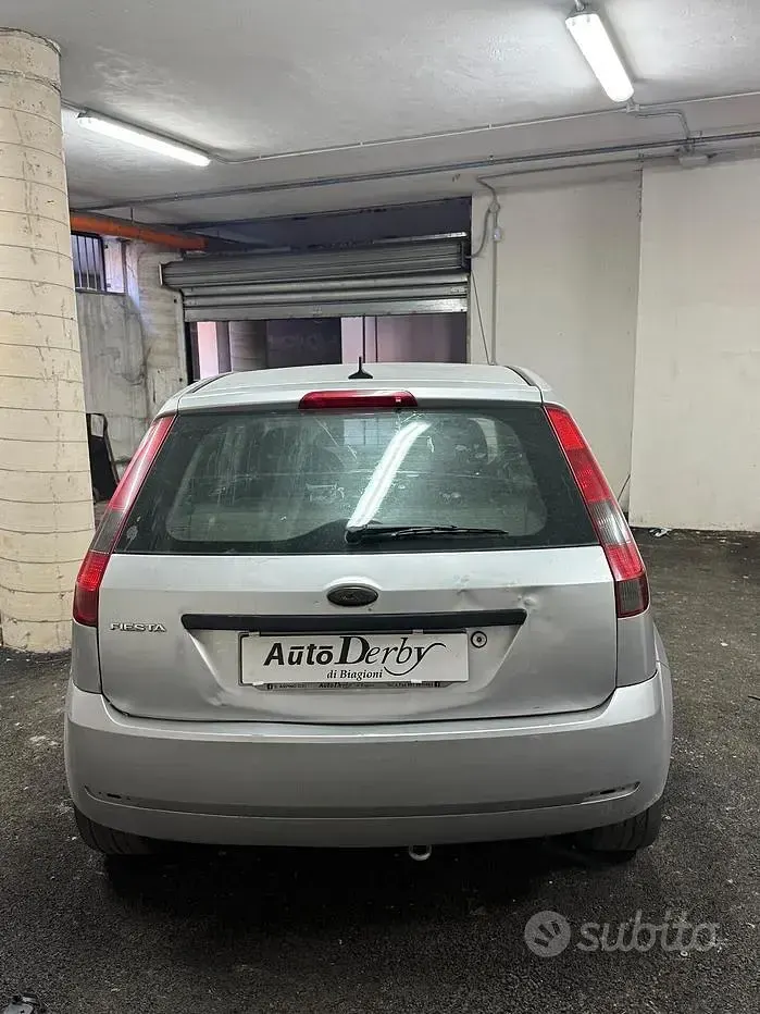 Usata Ford Fiesta 80 CV (58 kW) 2003 Grigio Utilitaria