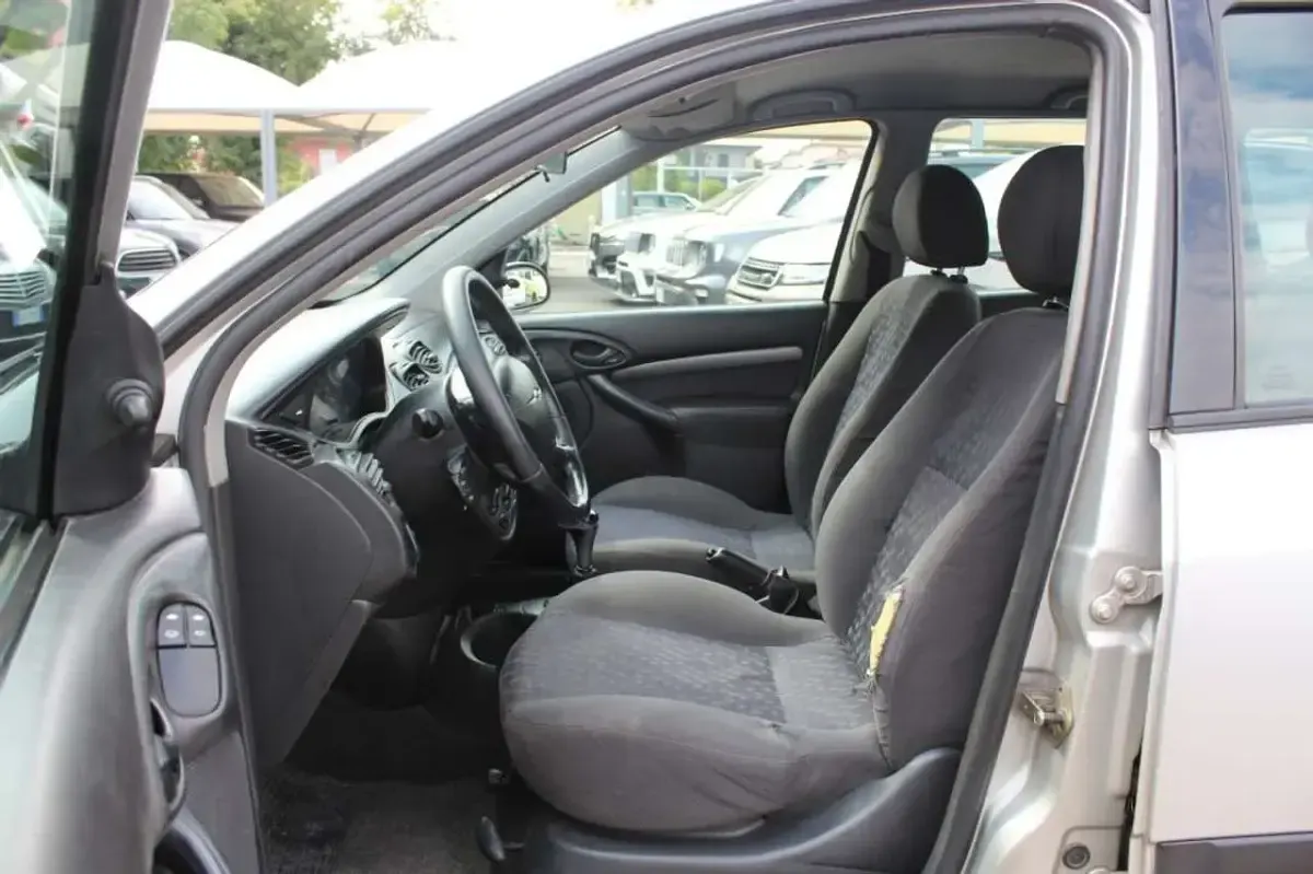 Usata Ford Focus Ghia 101 CV (74 kW) 2001 Argento Station wagon