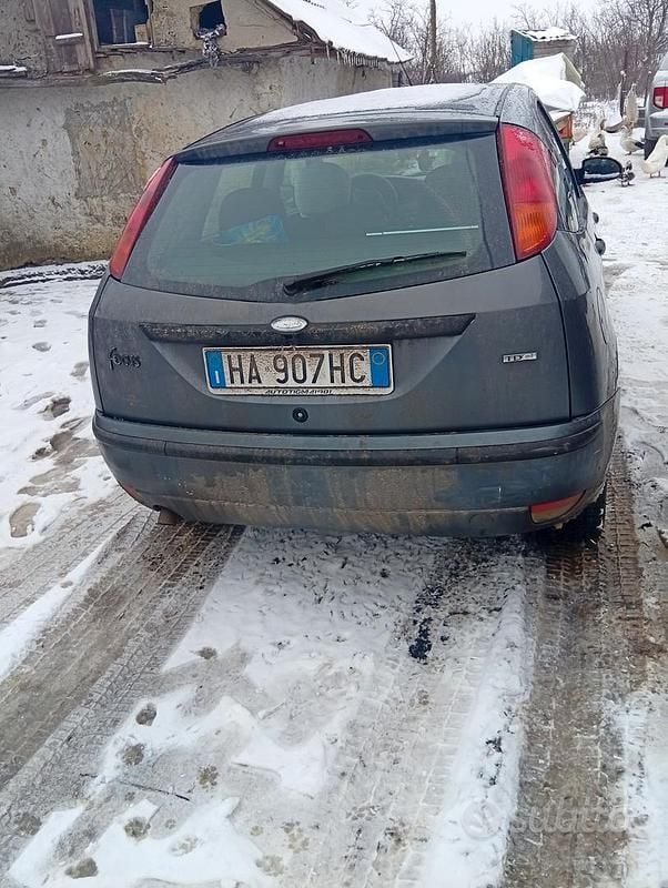 Begagnad Ford Focus 100 HK (73 kW) 2005 Blå Sedan