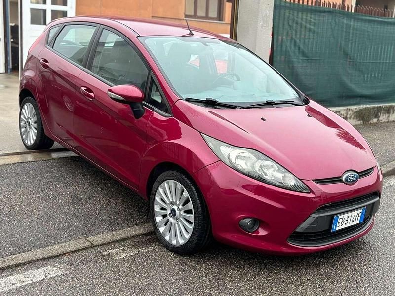 Lilla Usata 2010 Ford Fiesta Titanium Tre volumi | 4300 € (Buon prezzo) - Immagine 1/4
