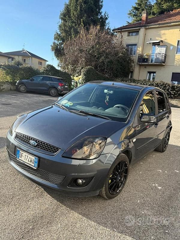 Blu Usata 2006 Ford Fiesta Ghia Due volumi | 2800 € (Buon prezzo) - Immagine 1/4