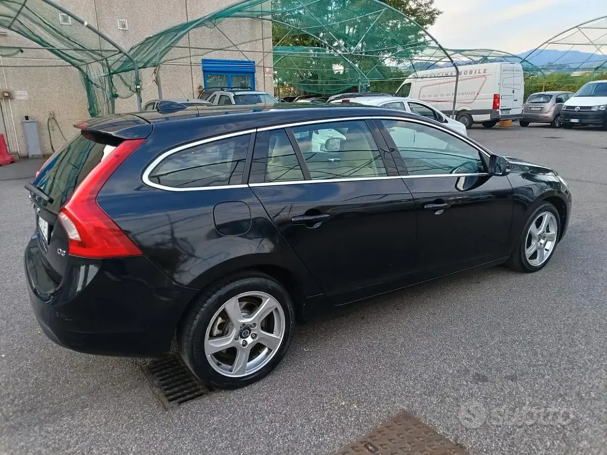 Usata Volvo V60 Summum 163 CV (119 kW) 2011 Nero Station wagon