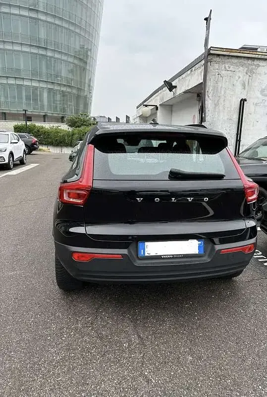 Usata Volvo XC40 Momentum 129 CV (94 kW) 2021 Nero SUV