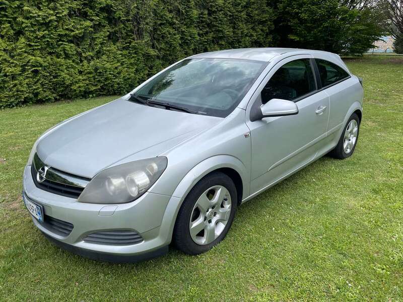 Usato 2006 Opel Astra GTC 1.4 Benzin 90 CV (3.300 €)