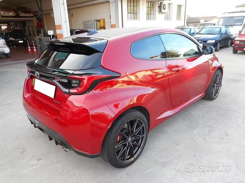 Usata Toyota Yaris 2023 Rosso Utilitaria