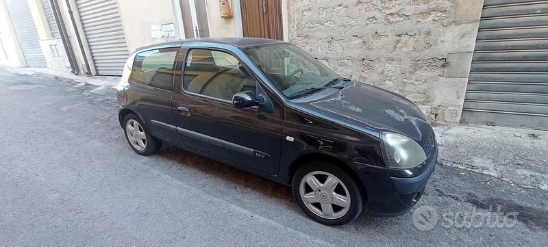 Nero Usata 2003 Renault Clio II Due volumi | 1300 € (Buon prezzo) - Immagine 1/4