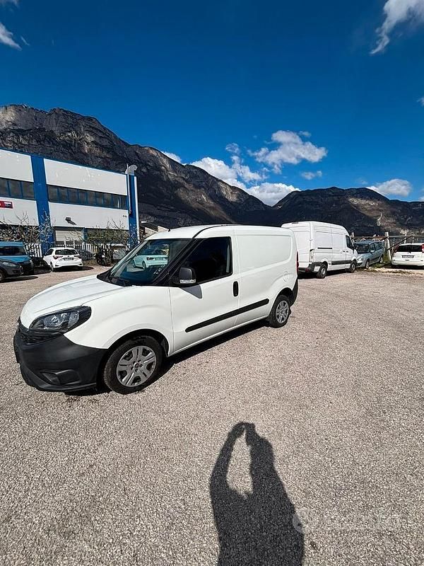 Begagnad Fiat Doblò Lounge 105 HK (77 kW) 2022 Vit Minibuss