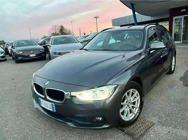 Usata BMW 318 Advantage 150 CV (110 kW) 2019 Black sapphire (metallizzato) Station wagon