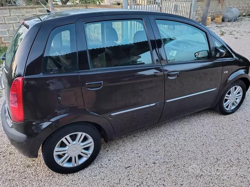 Usata Lancia Musa 90 CV (66 kW) 2007 Nero Monovolume
