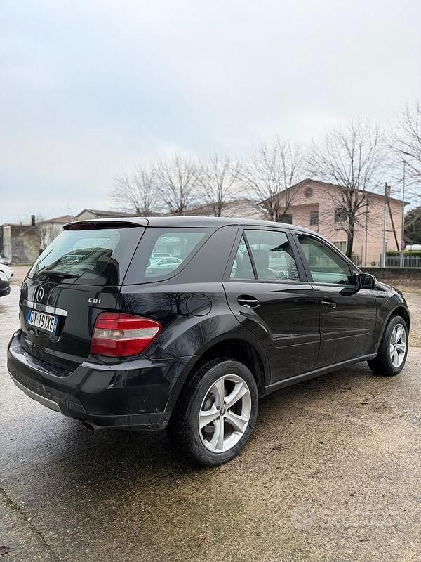 Usata Mercedes ML320 224 CV (164 kW) 2006 Nero SUV