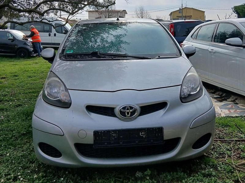 Usata Toyota Aygo Edition 68 CV (50 kW) 2011 Argento Utilitaria