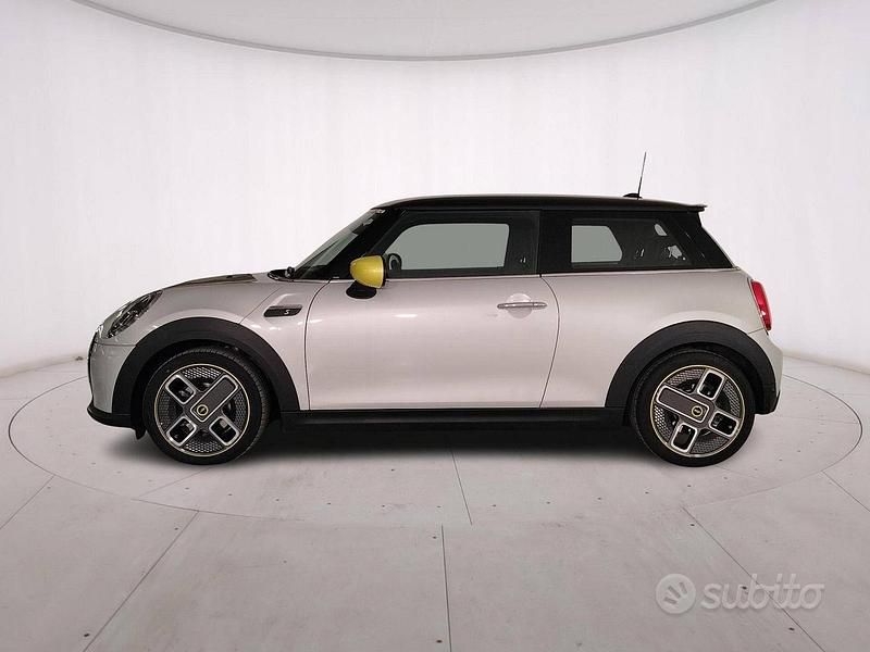 Usata Mini Cooper SE Classic 135 kW (184 CV) 2022 White silver Utilitaria
