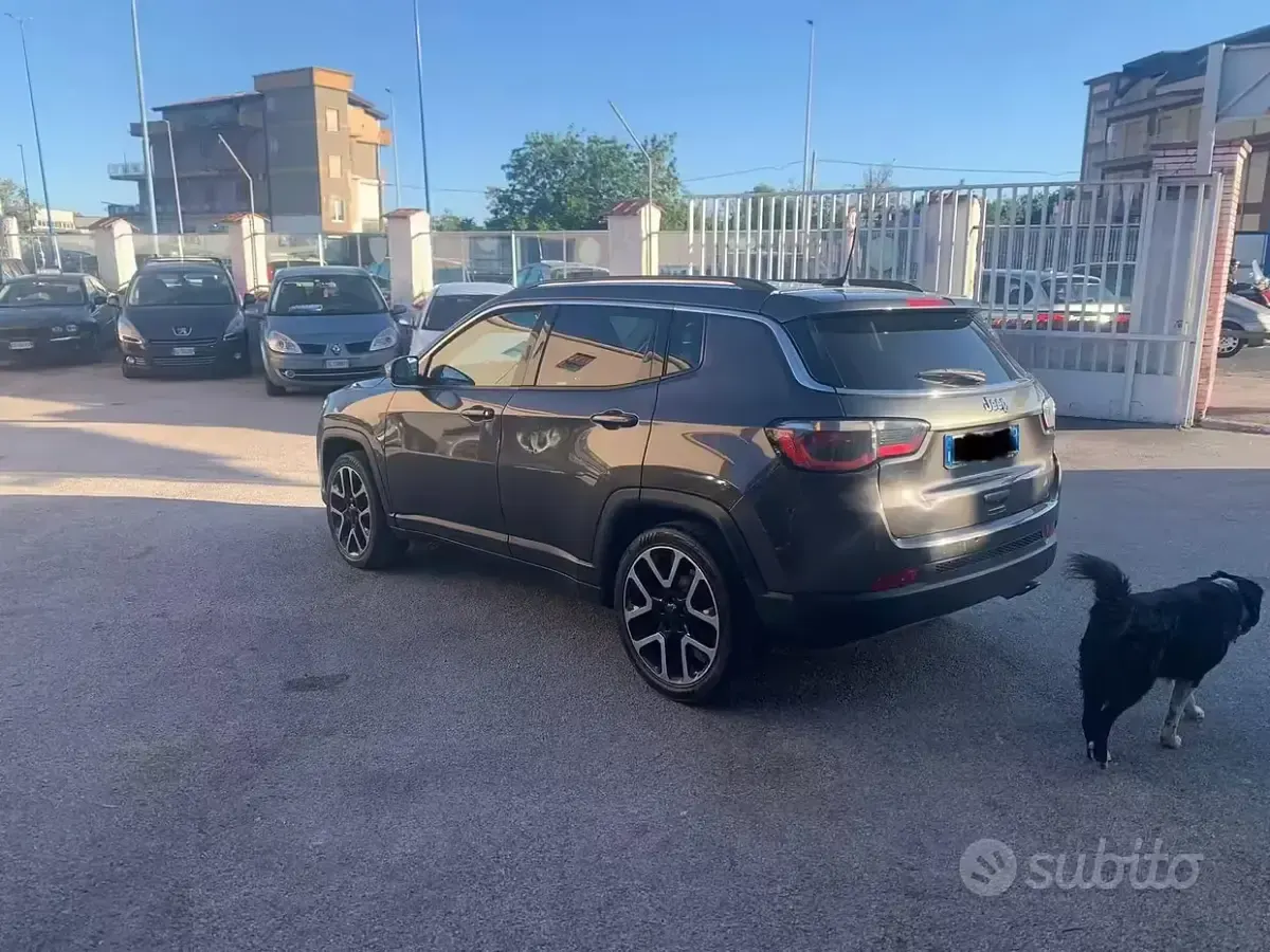 Usado Jeep Compass Limited 120 CV (88 kW) 2018 Gris SUV