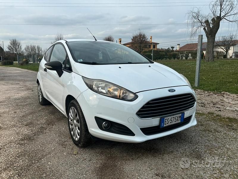 Usata Ford Fiesta 75 CV (55 kW) 2013 Bianco Utilitaria