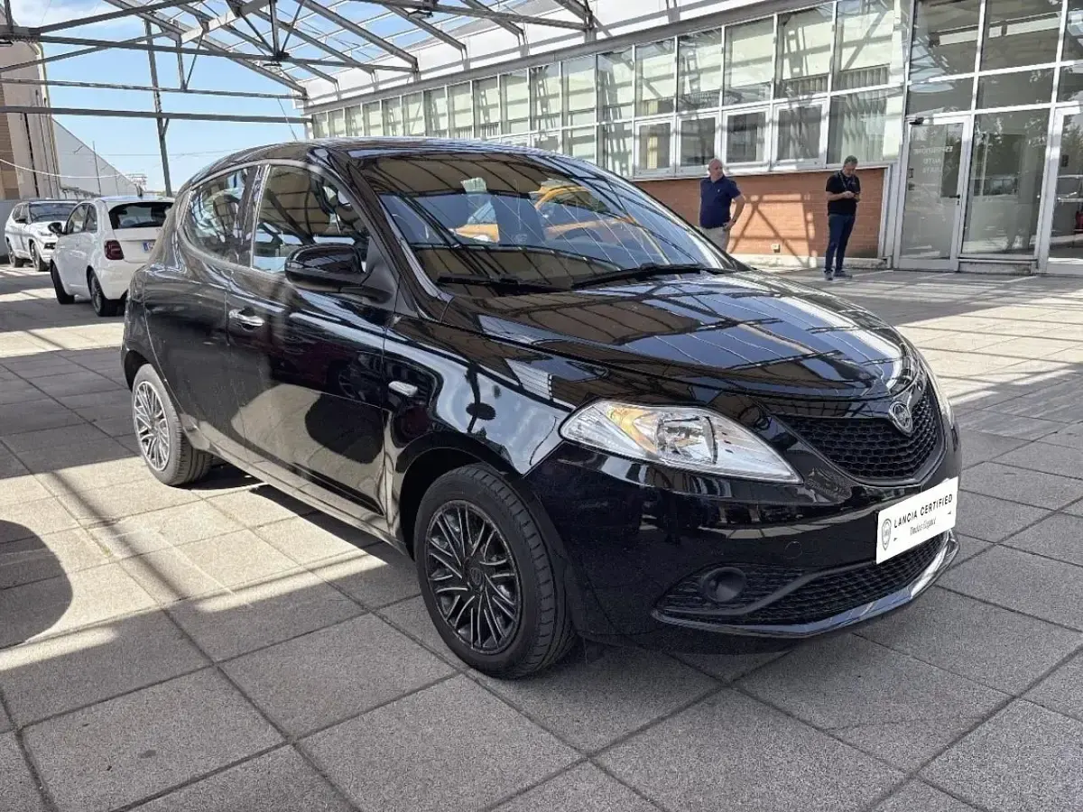 Usata Lancia Ypsilon Gold 69 CV (50 kW) 2018 Nero Utilitaria