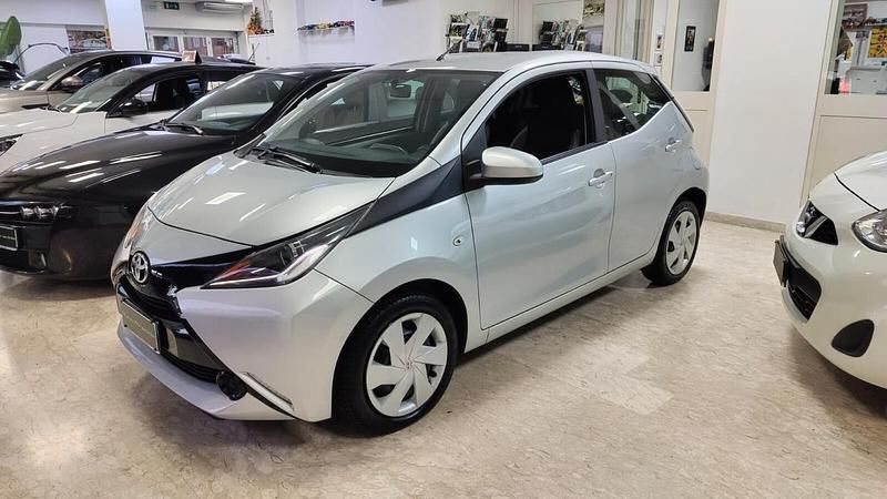 Argento Usata 2017 Toyota Aygo X-play Due volumi | 10.900 € (Cara) - Immagine 1/1