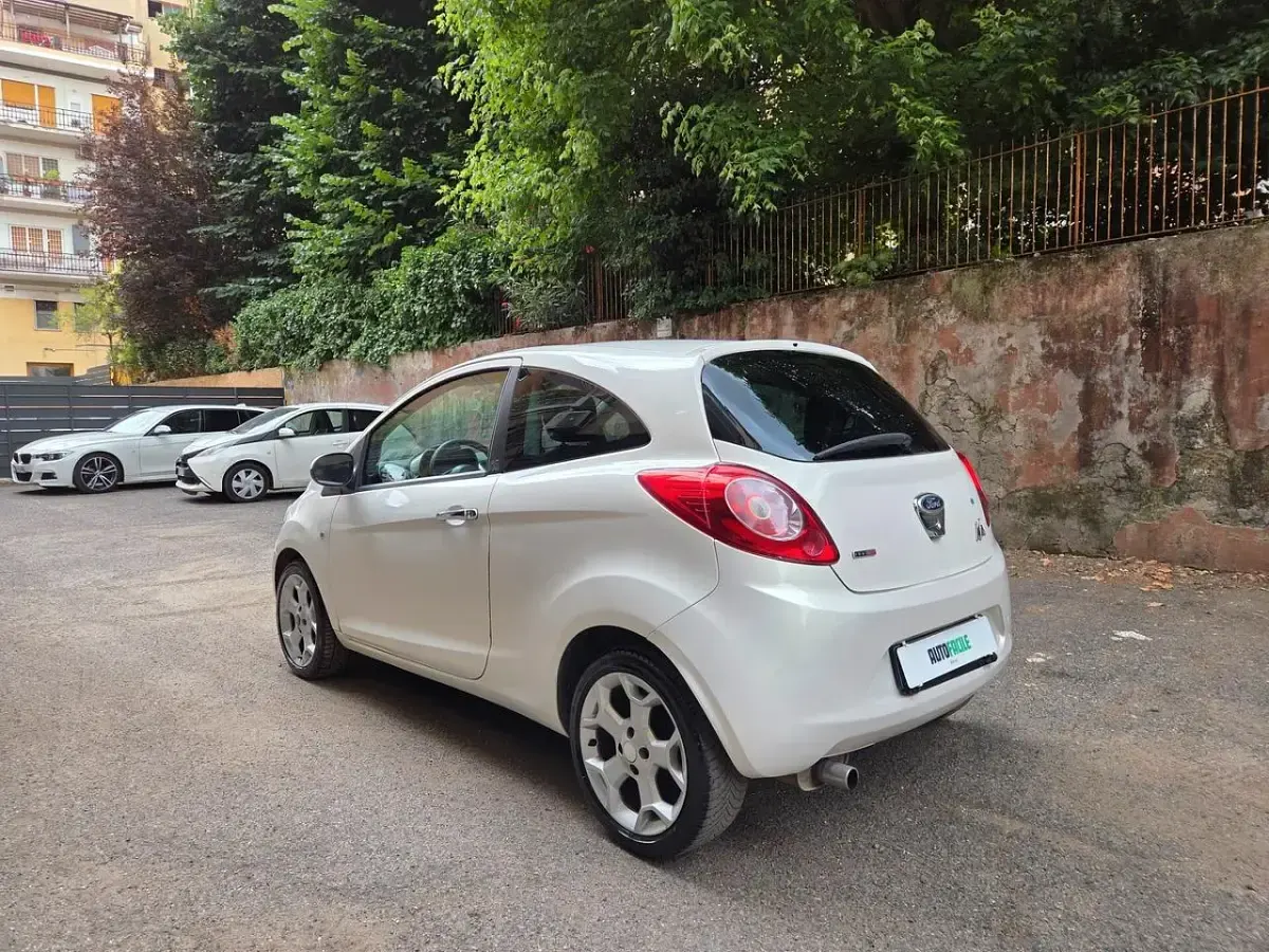 Usata Ford Ka Titanium 75 CV (55 kW) 2011 Bianco Utilitaria