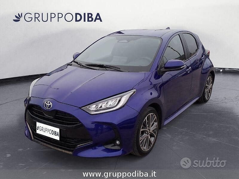 Usata Toyota Yaris Hybrid Lounge 131 CV (96 kW) 2024 Blu Berlina