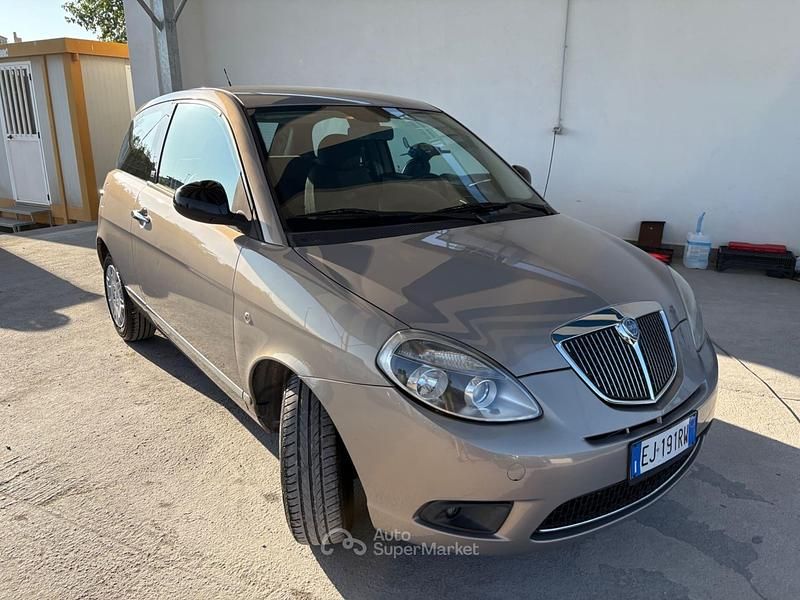 Usata Lancia Ypsilon 69 CV (50 kW) 2011 Oro Utilitaria