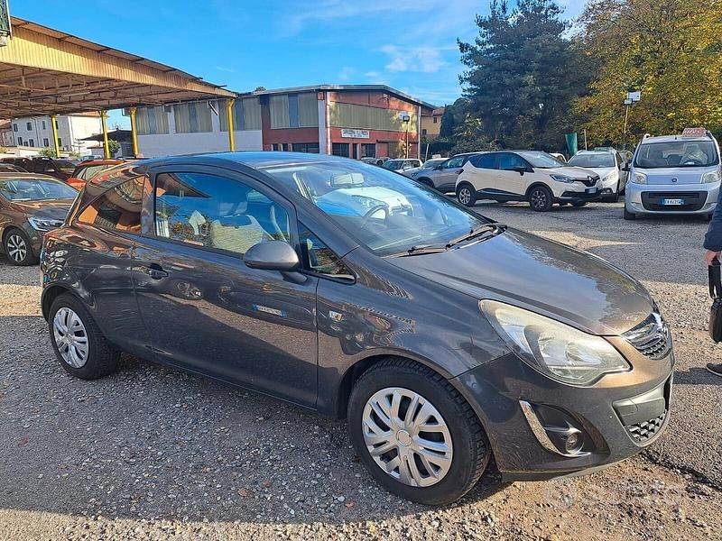 Usata Opel Corsa Edition 75 CV (55 kW) 2014 Grigio Berlina