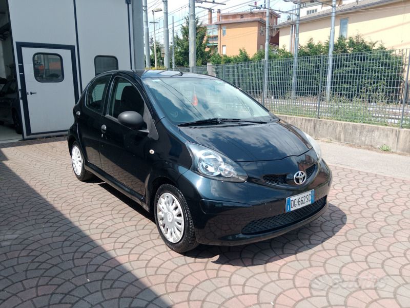 Usata Toyota Aygo 68 CV (50 kW) 2007 Nero Utilitaria