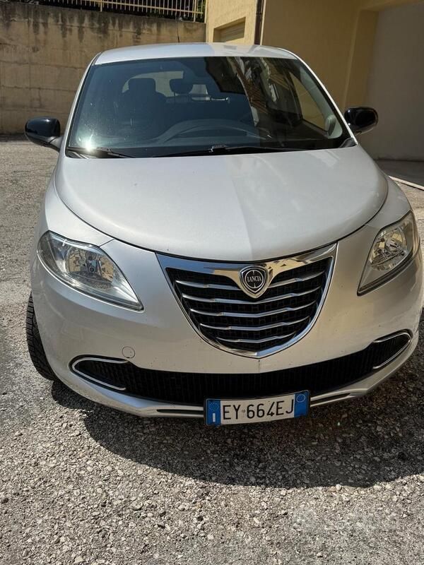 Usata Lancia Ypsilon 95 CV (69 kW) 2015 Grigio Utilitaria