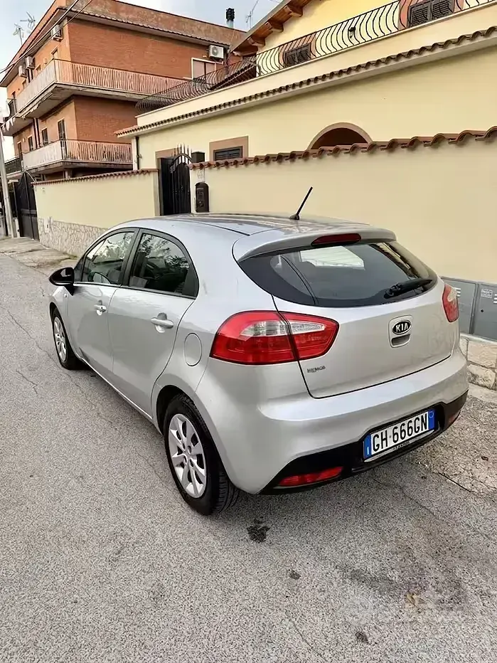 Usata Kia Rio 85 CV (62 kW) 2013 Grigio Berlina
